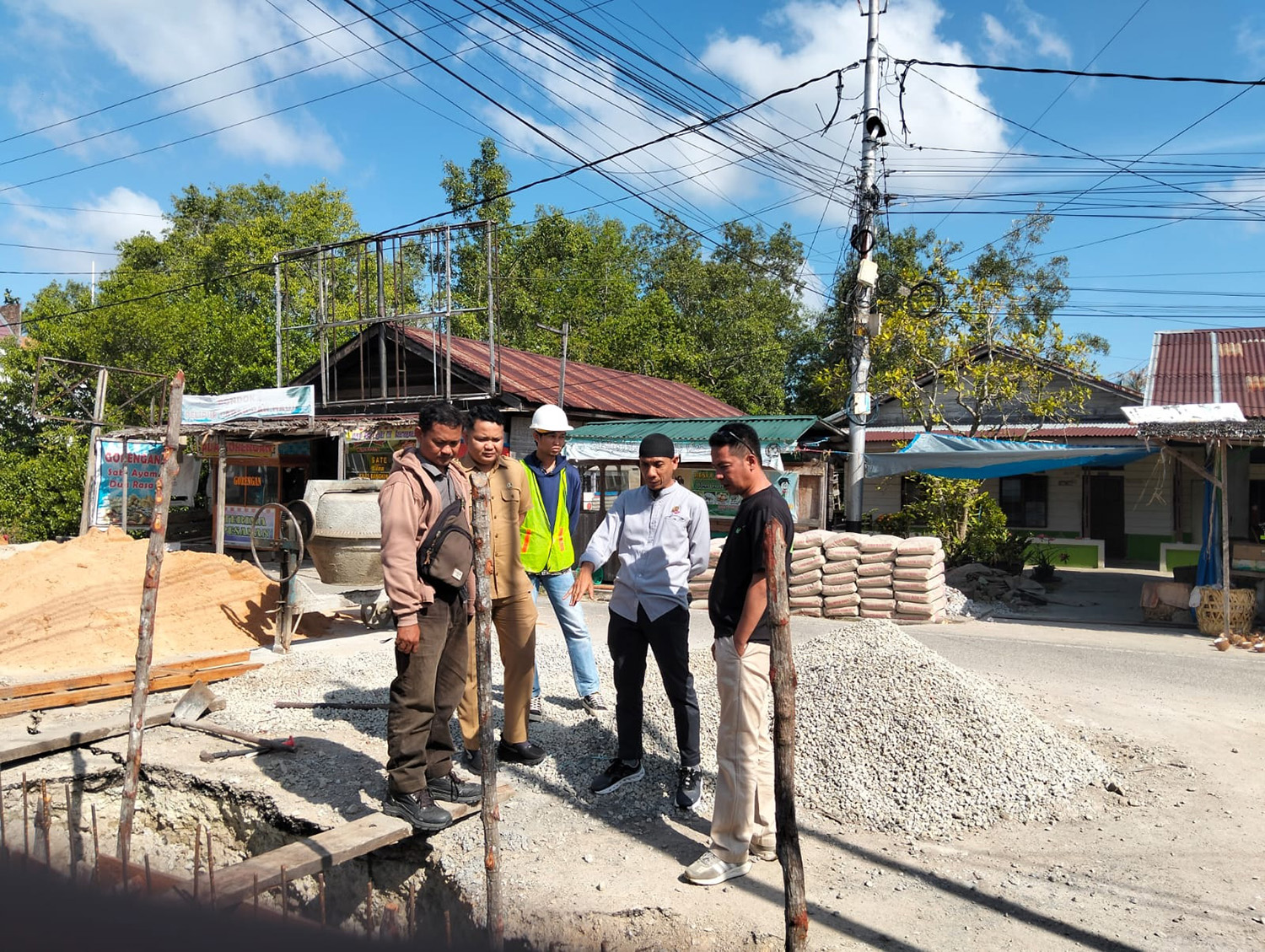 Peninjauan Komisi II DPRD Kepulauan Meranti ke sejumlah ruas jalan yang dalam proses perbaikan di Kepulauan Meranti.