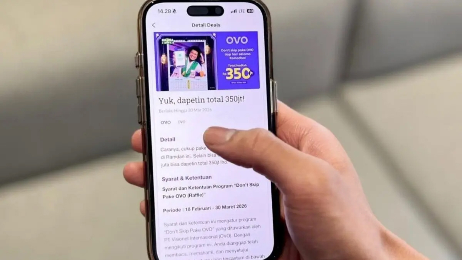 ILUSTRASI TRANSAKSI PENGGUNAAN APLIKASI E-WALLET SAAT RAMADHAN