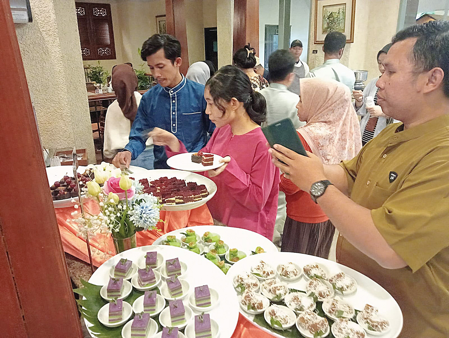 Para tamu Hotel Aryaduta Pekanbaru menikmati menu khas Ramadan Arabic Delight yang disuguhkan selama bulan suci Ramadan,   belum lama ini. 