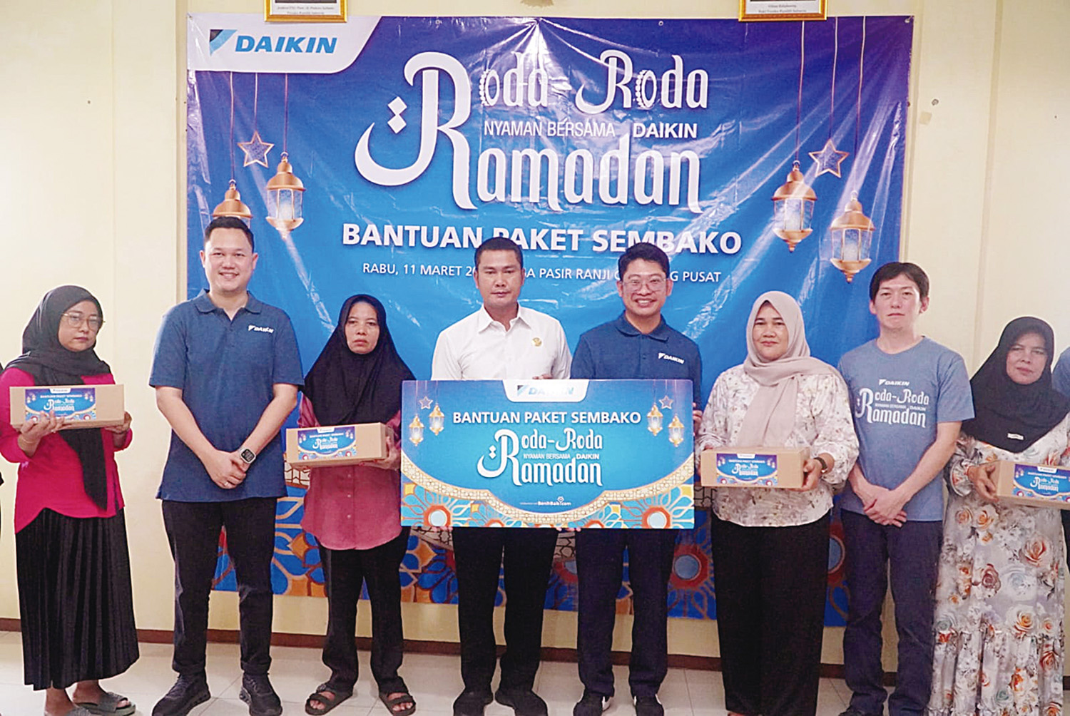 Direktur PT Daikin Airconditioning Indonesia dan PT Daikin Industries Indonesia Budi Mulia (empat kanan) saat menyerahkan bantuan paket sembako secara simbolis, belum lama ini.