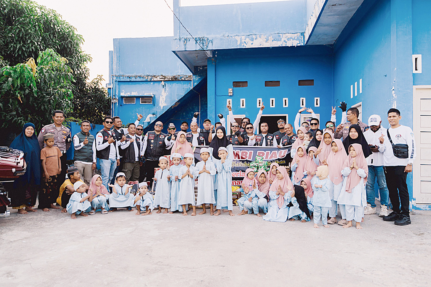 Pengurus MBI Riau foto bersama anak yatim-piatu, belum lama ini.
