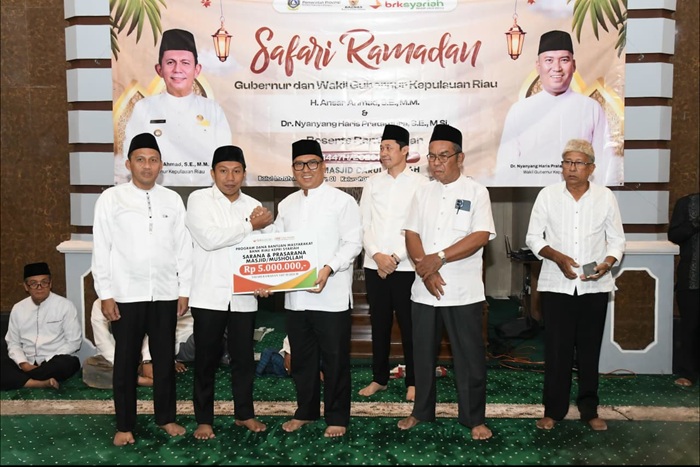 Wakil Gubernur Kepulauan Riau menyalurkan  CSR BRK syariah  dalam kegiatan Safari Ramadan di Masjid Darul Hikmah, Batam, Sabtu (28/2/2026). 