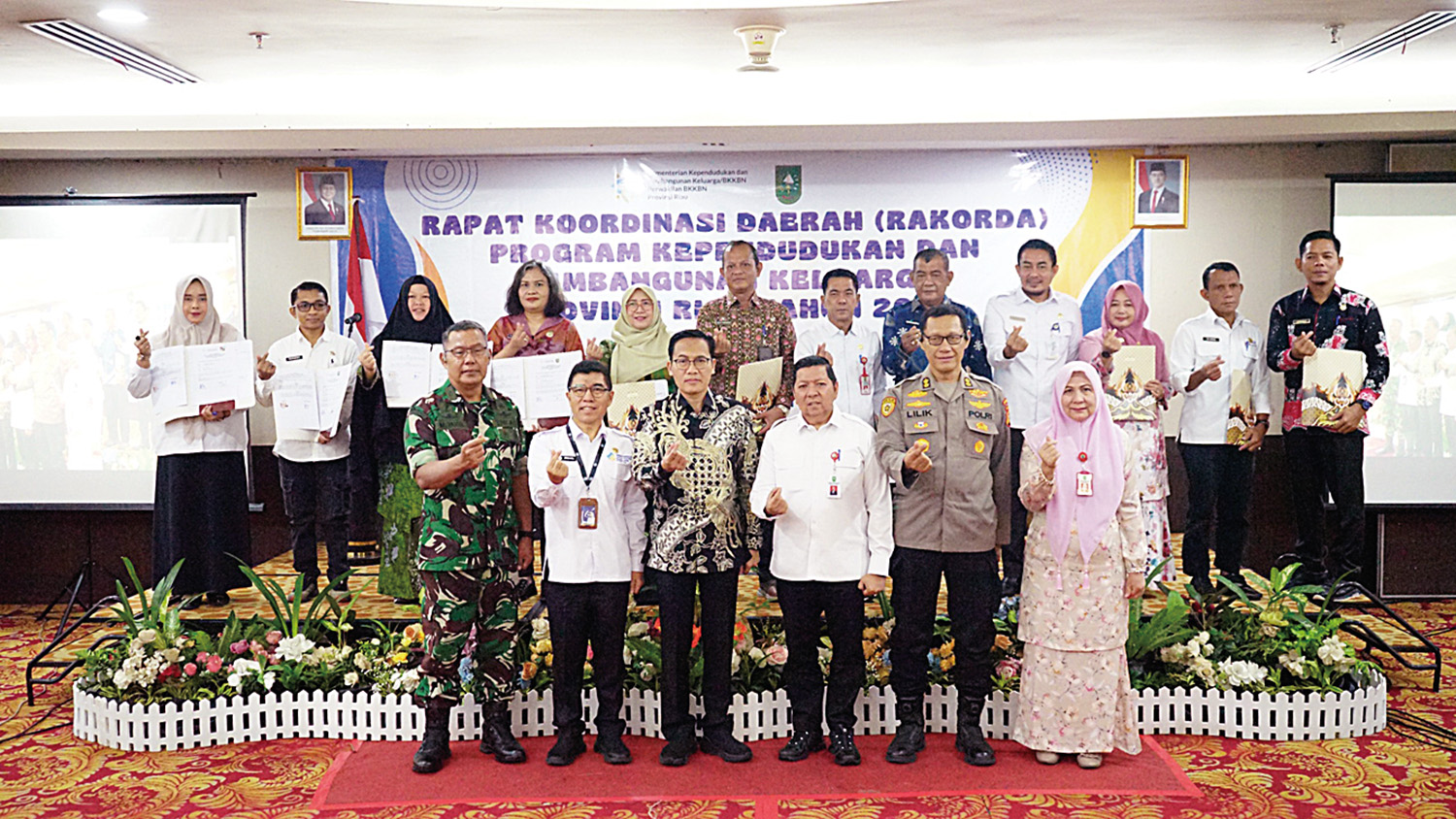 Sekretaris Kementerian Kependudukan dan Pembangunan Keluarga/Sestama BKKBN Prof Budi Setiyono PhD,&nbsp;Kepala Perwakilan BKKBN Provinsi Riau Mhd Irzal SE ME dan lainnya foto bersama usai&nbsp;Rapat Koordinasi.