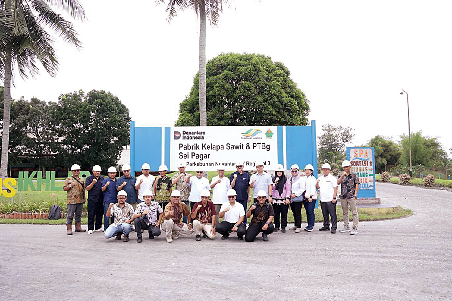 Manajemen PTPN IV Regional III saat kunjungan kerja Operational Strategic Advisory Holding Perkebunan Nusantara III di Kebun dan Pabrik Kelapa Sawit Sungai Pagar, Kabupaten Kampar, beberapa waktu lalu