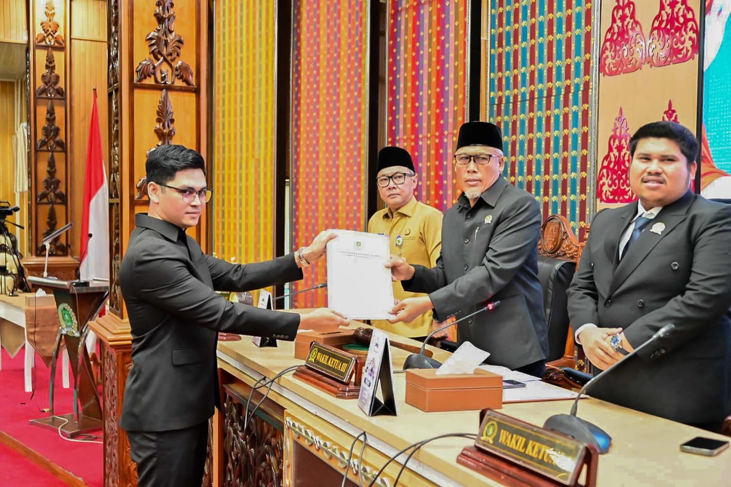  Wakil Ketua III DPRD Bengkalis H Misno menerima laporan Pansus Pokir DPRD yang diserahkan juru bicara Pansus Tantowi Saputra Pangaribuan dalam sidang paripurna DPRD Bengkalis, beberapa hari lalu