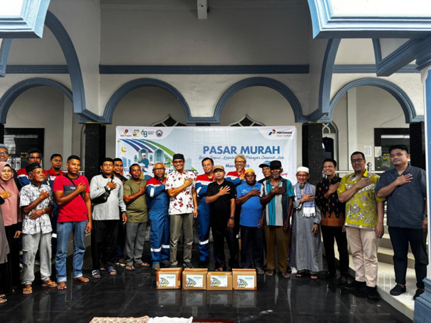 Jajaran manajemen PHR dan Pemkab Kampar foto bersama warga di sela-sela kegiatan pasar murah di halaman Masjid Raya Darul Muttaqin, Desa Pantai Cermin, Kecamatan Tapung, Kampar, Kamis (12/3/2026).