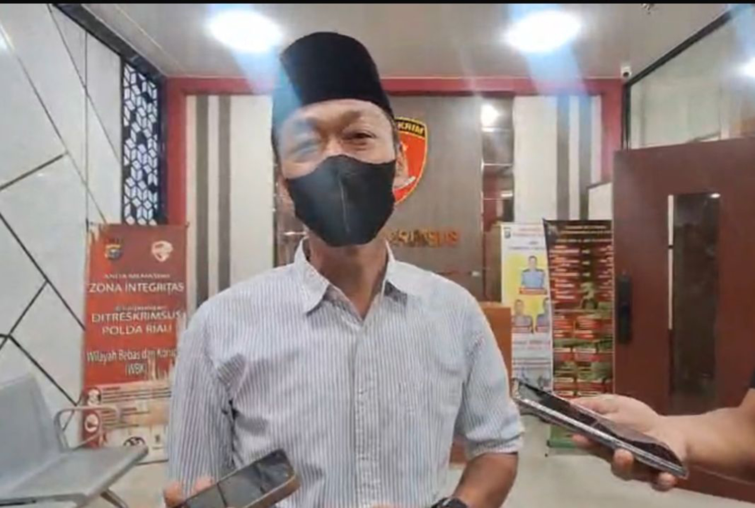 Mantan Bupati Rohil Afrizal Sintong memberikan keterangan kepada wartawan usai diperiksa penyidik dari Subdit III Ditreskrimsus Polda Riau, Kamis (12/3/2026).