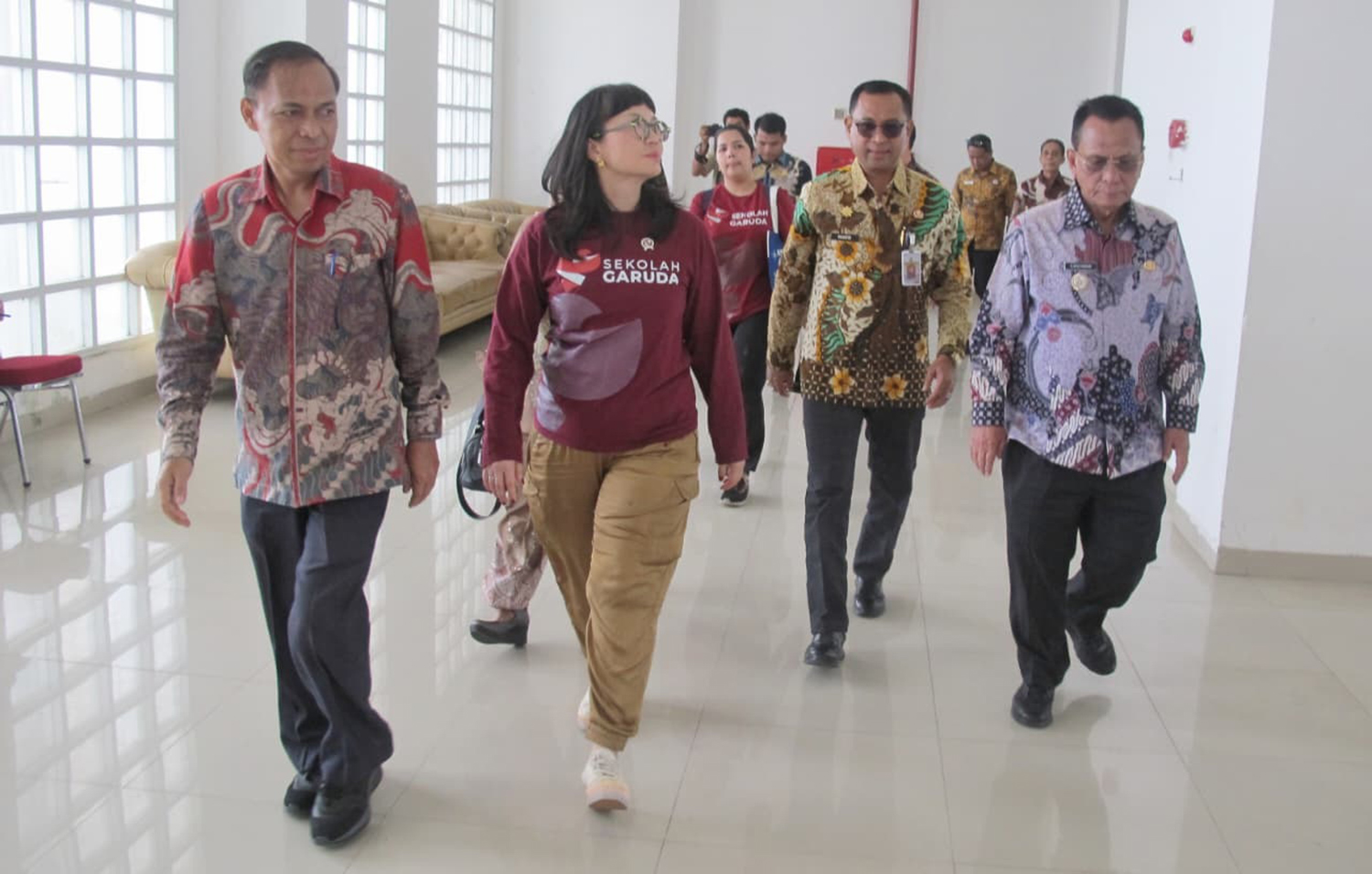 Wamendiktisaintek Prof Stella Christie PhD didampingi Bupati Rohil H Bistamam, Sekdakab H Fauzi Efrizal meninjau kondisi ruangan di eks gedung IPDN Rohil di Ujung Tanjung, Kecamatan Tanah Putih.