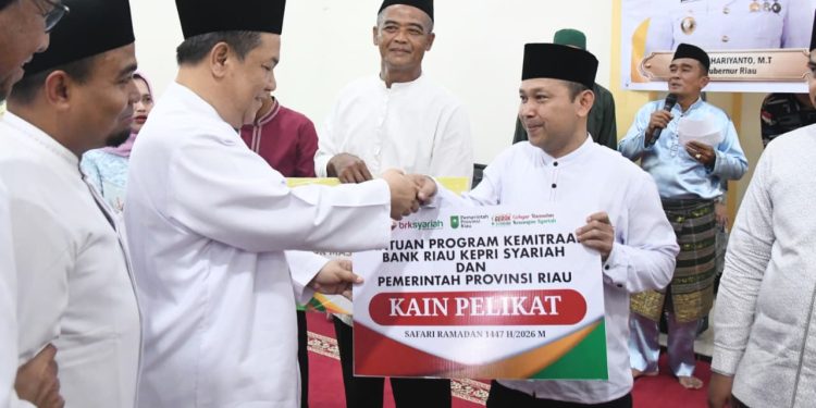 Plt Gubri SF Hariyanto menyerahkan bantuan Program Kemitraan BRK Syariah berupa 150 pcs kain pelikat yang diperuntukkan bagi pengurus masjid dan masyarakat sekitar.
