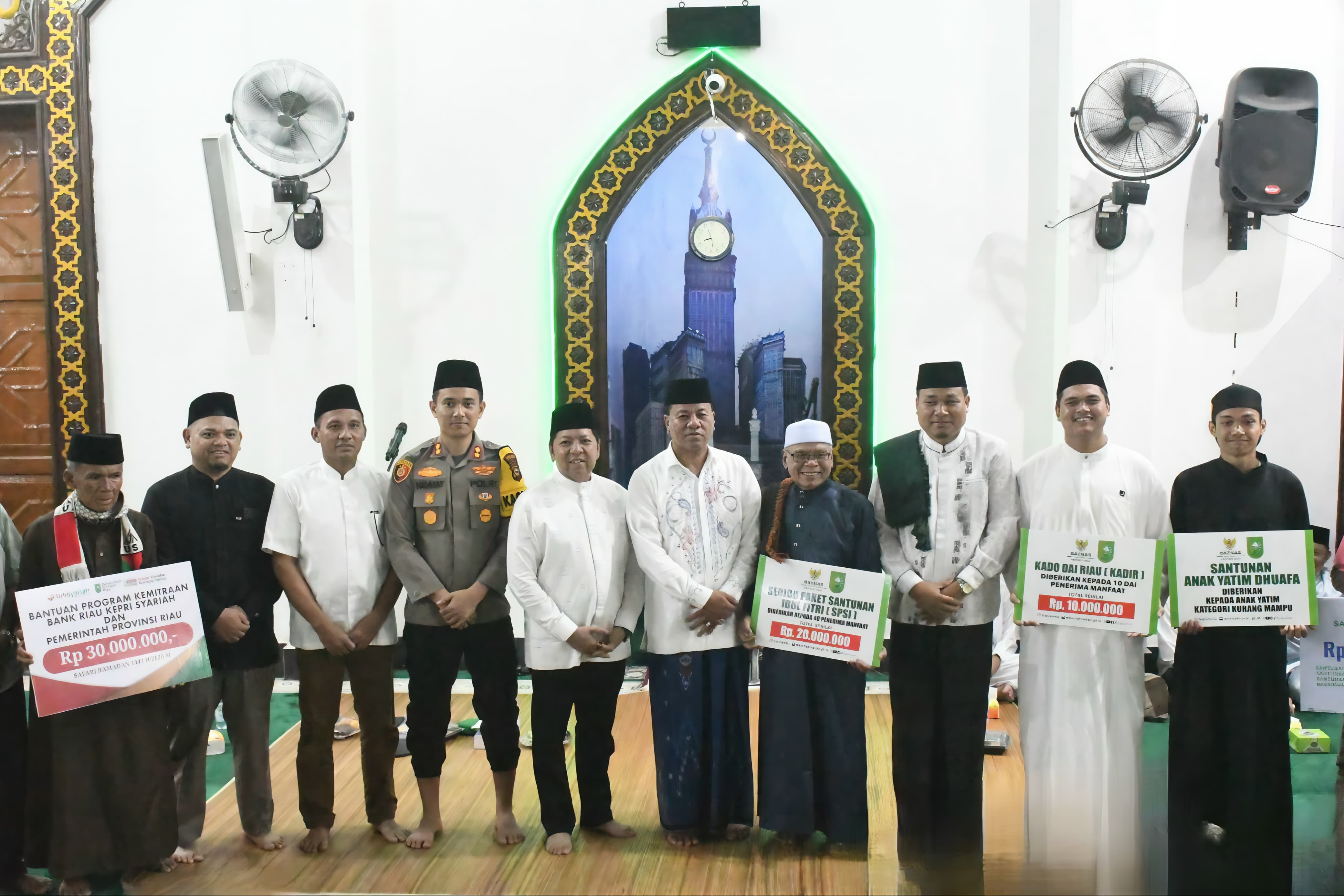 Direktur Kepatuhan dan Manajemen Risiko BRK Syariah, Fajar Restu Febriansyah , Asisten I Setdaprov Riau, Zulkifli Syukur dan Bupati Kuansing Suhardiman Amby foto bersama dengan pengurus masjid
