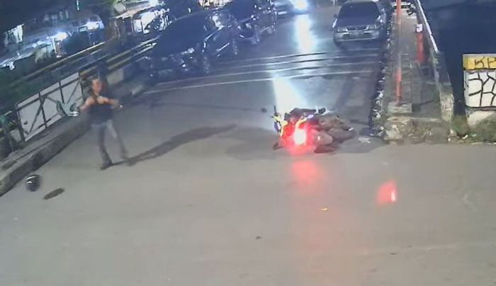 Tangkapan layar CCTV saat aktivis KontraS Andrie Yunus disiram air keras di Salemba, Jakarta Pusat.  