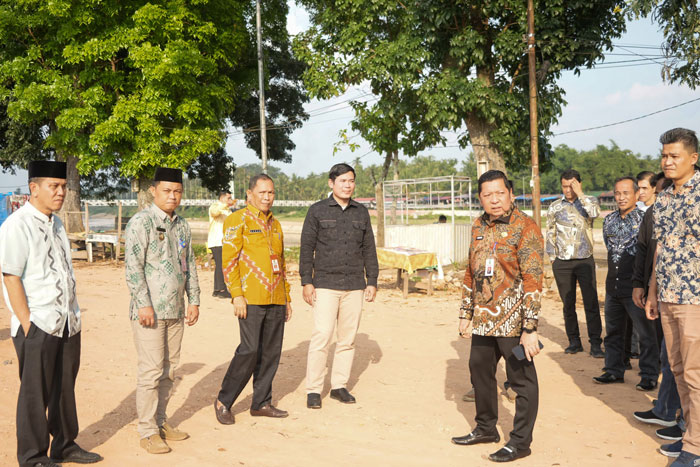 Asisten I Sekdaprov Riau H Zulkifli Syukur didampingi Asisten III Setda Kuansing Drs Azhar meninjau lokasi pembangunan Astaqa Riau di Kuansing, Kamis (12/3/2026).
