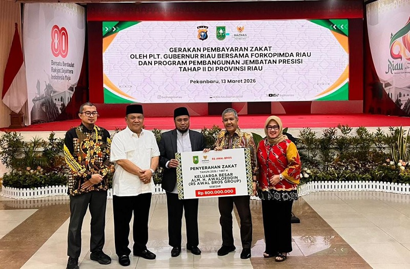 CEO RS Awal Bros Group Arfan Awaloeddin (dua kanan) didampingi Plt Gubri SF Hariyanto (dua kiri) menyerahkan zakat mal Keluarga Almarhum H Awaloeddin kepada Ketua Baznas Provinsi Riau Masriadi Hasan.