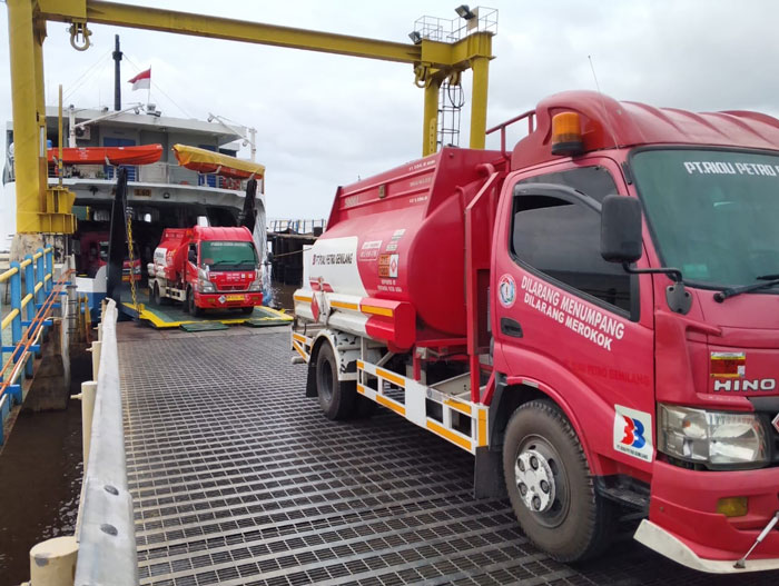 Mobil pengangkut BBM saat keluar dari kapal Roro air putih Bengkalis memasok BBM untuk kebutuhan masyarakat.