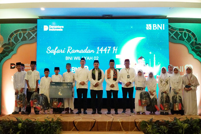Jajaran manajemen BNI foto bersama anak yatim  saat memberikan santunan di wilayah 02, Batam, baru-baru ini.