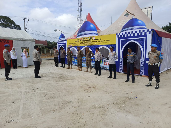 Personel Dishub bersama tim gabungan saat berjaga di Pos Pengamanan di lapangan Merdeka, Bangkinang Kota, Jumat (13/3/2026).