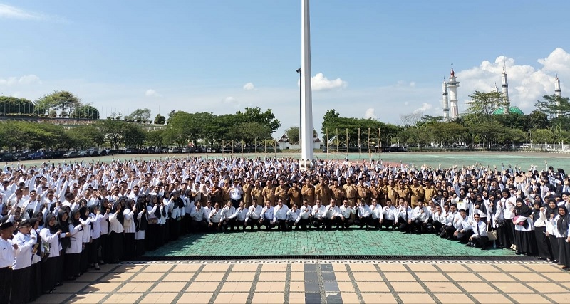 Ribuan PPPK Tahap II di lingkungan Pemkab Rohul foto bersama usai terima SK Pengangkatan di halaman Kantor Bupati Rohul, baru baru ini. 