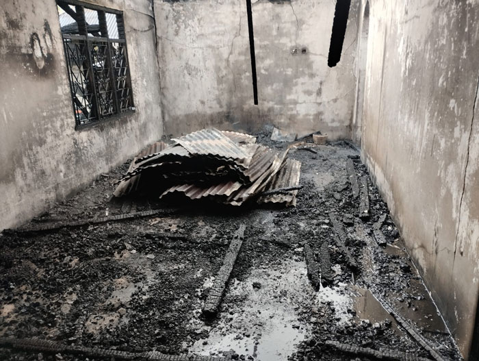 Sebuah rumah milik warga di Dusun Bukit Agung, Desa Kuok, Kecamatan Kuok, Kabupaten Kampar terbakar, Jumat (13/3/2026).