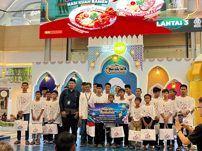 GM Living World Pekanbaru, Boby Abdullah, perwakilan Baznas Riau Azmizar, SH, MH foto bersama anak yatim-piatu dan warga sekitar saat kegiatan CSR Living World Pekanbaru, Kamis (12/3/2026).
