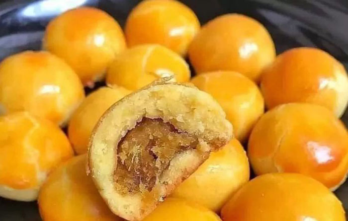 Ilustrasi kue nastar yang lembut dan lumer dengan isi selai nanas yang legit di setiap gigitan. 