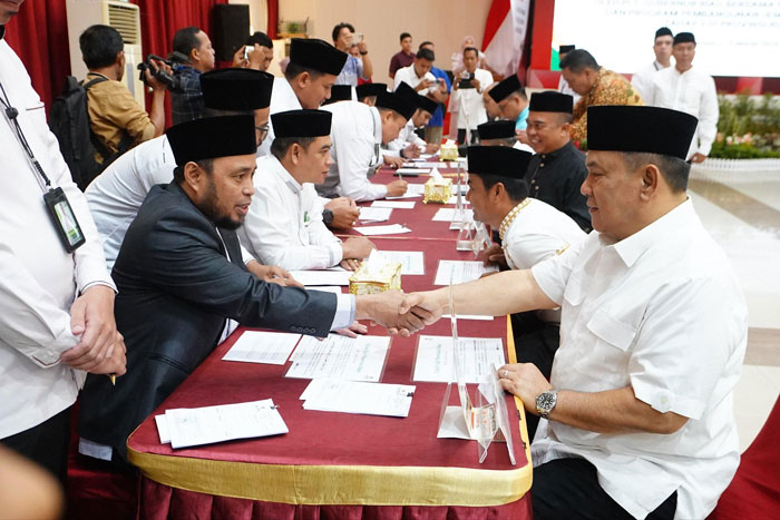 Plt Gubri menunaikan zakat di gedung daerah Riau, Jumat (13/3/2026).