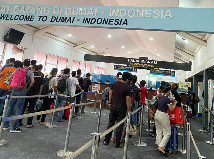 Para PMI yang baru dideportasi dari Malaysia tiba di Pelabuhan Dumai, Kamis (12/3/2026). 