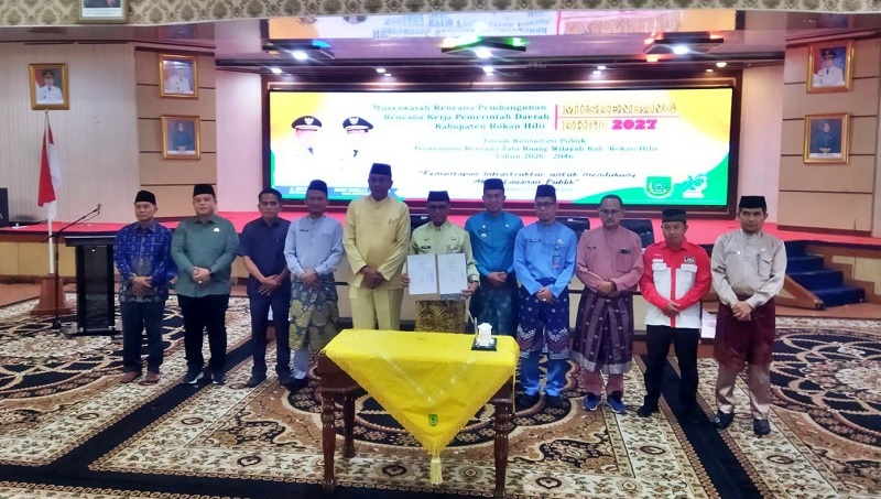 Sekdakab Rohil H Fauzi Efrizal (tengah, hijau) bersama pejabat orkopimda Rohil, kepala OPD serta perwakilan ormas/LSM usai kegiatan FKP terkait penyusunan RTRW Rohil, di Bagansiapiapi.