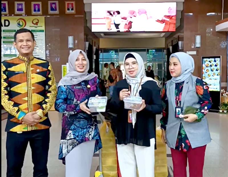 General Manager BRK Syariah Pekanbaru Cabang Utama, Rina Mutia Zuhra, dan turut dihadiri Direktur Utama RSUD Arifin Achmad drg. Yusi Prastiningsih bersama jajaran manajemen rumah sakit