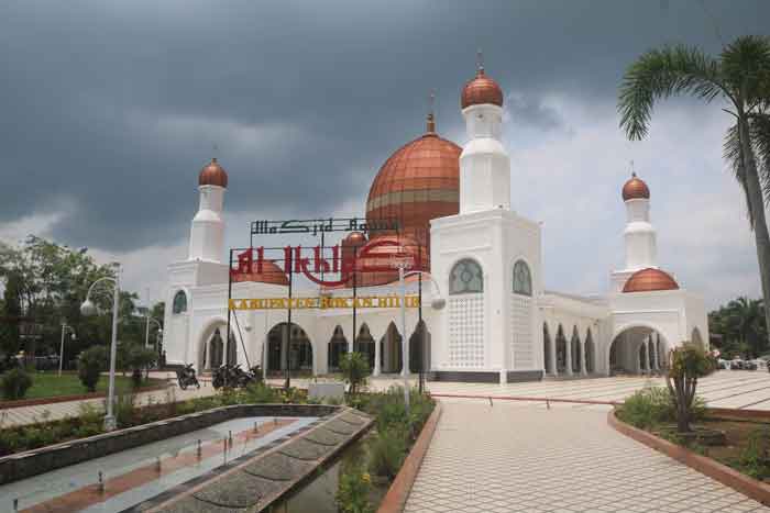 Masjid Al Ikhlas di Jalan Utama, Kelurahan Bagan Barat, Bagansiapiapi. Rokan Hilir terlihat megah. Foto diambil Selasa (10/3/2026).