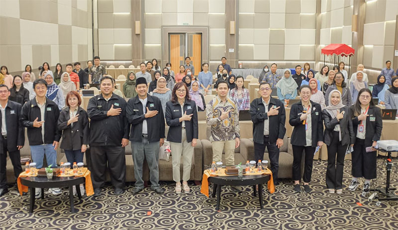 Ketua Departemen Pengembangan Organisasi IKPI Pengurus Pusat Lilisen (tengah) didampingi Ketua IKPI Pengda Sumbagteng Gazali Tjaya Indera dan Lukman Nul Hakim, foto bersama peserta edukasi pelaporan 