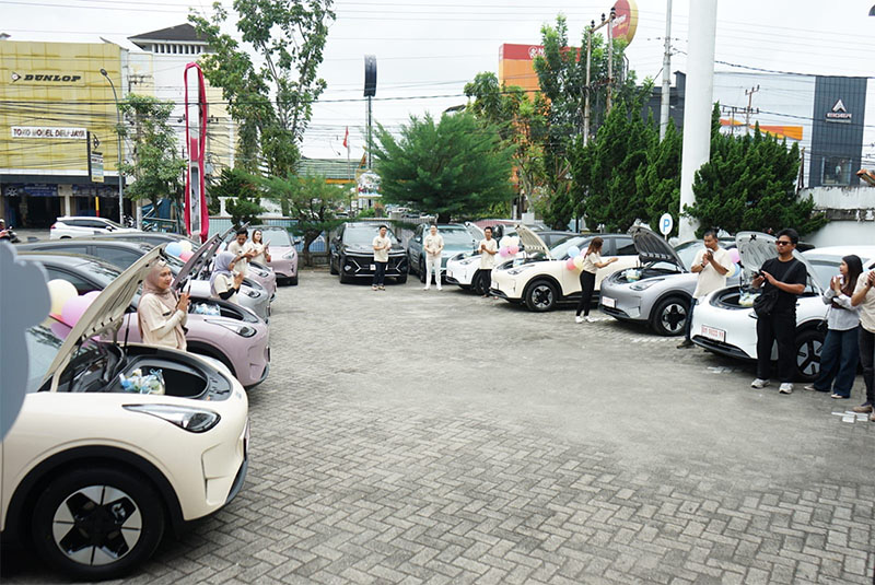 Konsumen saat mengikuti handover ceremony Geely EX2 di Dealer Geely Pekanbaru, Jalan Riau Pekanbaru, Sabtu (14/3/2026). 