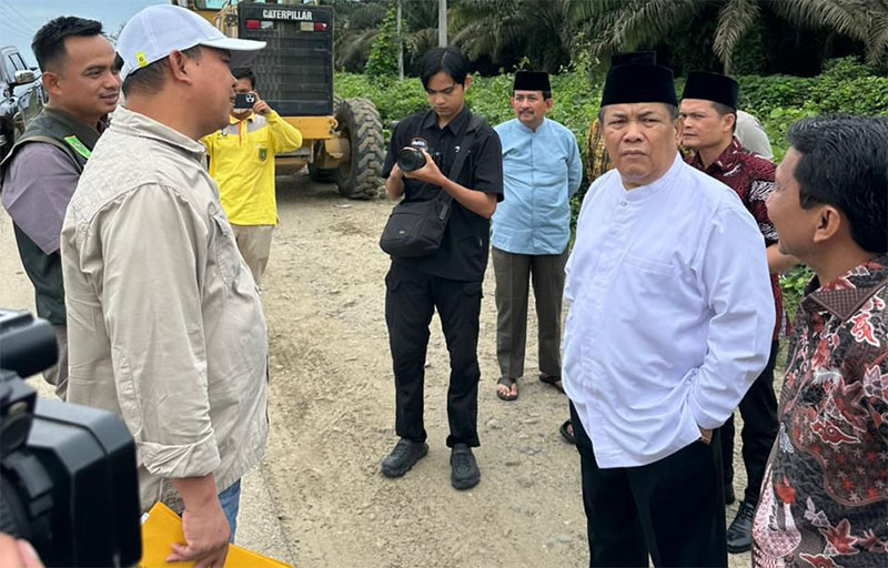 Plt Gubri SF Hariyanto saat meninjau ruas jalan Petapahan-Tandun beberapa waktu lalu.