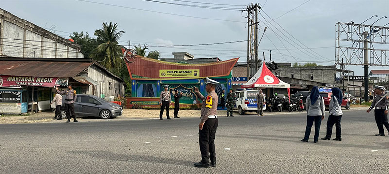 Sejumlah personel gabungan saat mengatur lalu lintas kendaraan di depan Posyan di Jalan Lintas Timur Km 195 tepatnya Tugu Ikan Patin Kecamatan Rengat Barat, Sabtu (14/3/2026). 