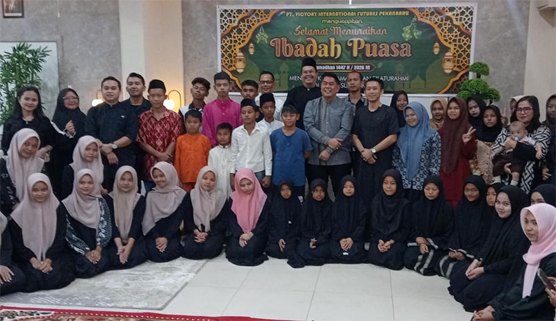 Pimpinan PT Victory International Futures Benni Sutanto SE MS (tengah) foto bersama puluhan anak yatim dari Panti asuhan Ladang Amal, Panti Asuhan Hidayatullah, Jumat (13/3/2026). 