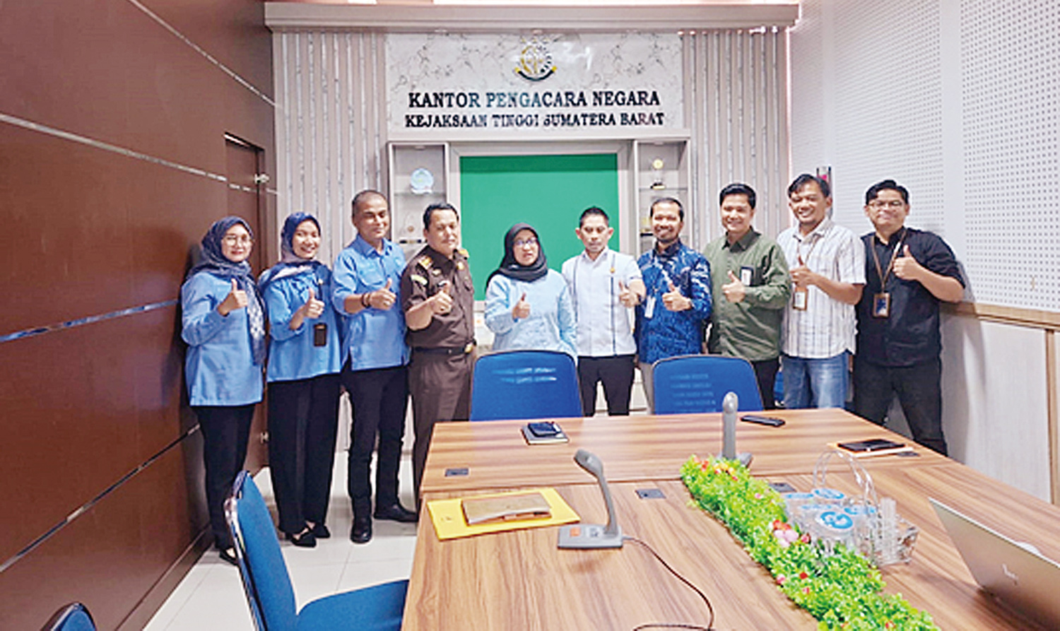 Asisten Perdata dan Tata Usaha Negara (Asdatun) Kejati Sumbar Hetty Cahya Ningrum SH CN, Manager PLN UPP SBT 2 Iwan Arif Setiawan dan jajaran, foto bersama usai ekspose pengadaan tanah SKTT di Kantor Kejaksaan Tinggi Provinsi Sumatera Barat, baru-baru ini