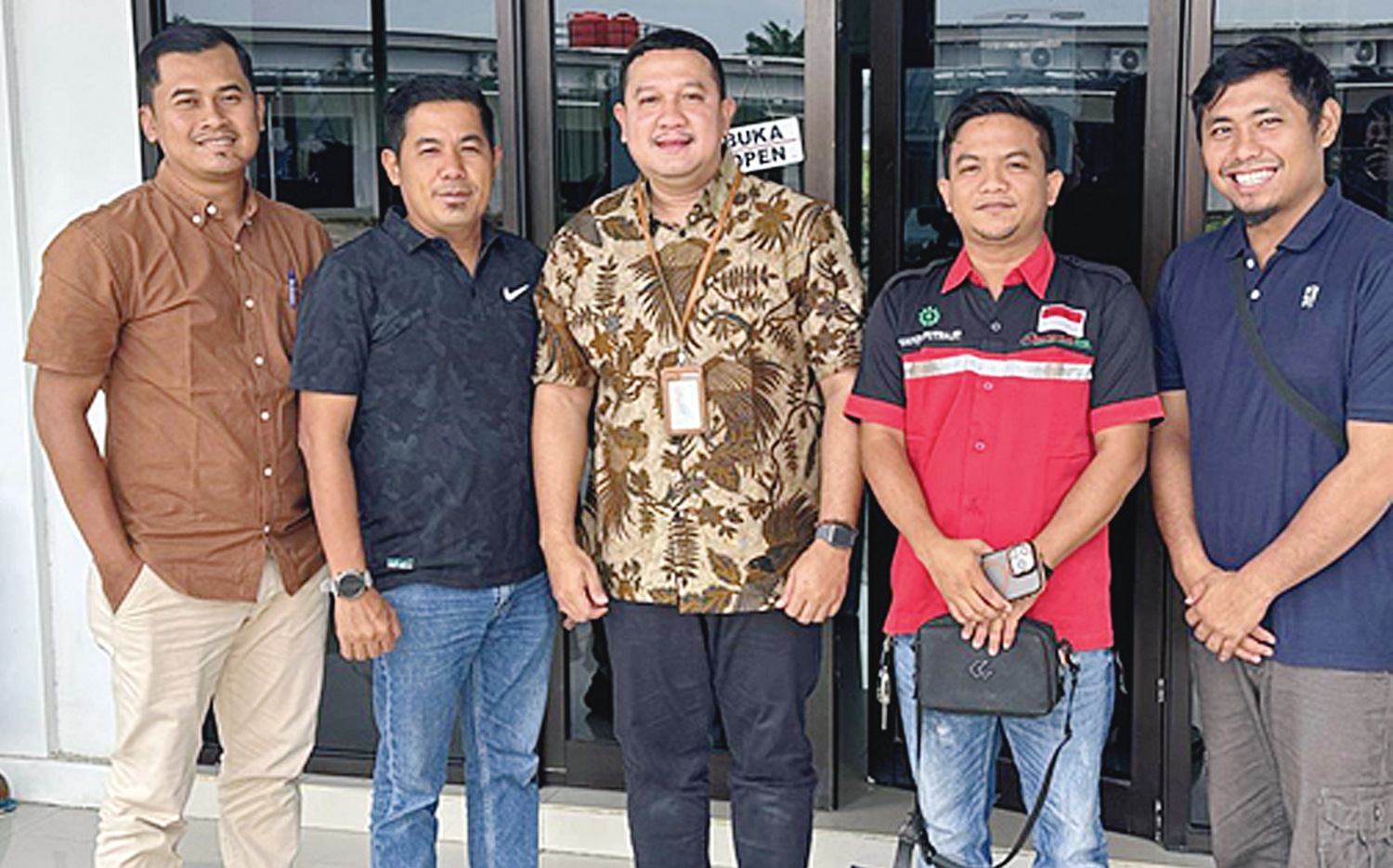 Personel PLN UIP Sumbagteng foto bersama jajaran Dinas Pertanahan dan Penataan Ruang Kota Dumai usai koordinasi pengurusan persetujuan bangunan gedung (PBG) Gardu Induk (GI) 150 kV Lubuk Gaung, Kota Dumai, Senin (2/3/2026). 