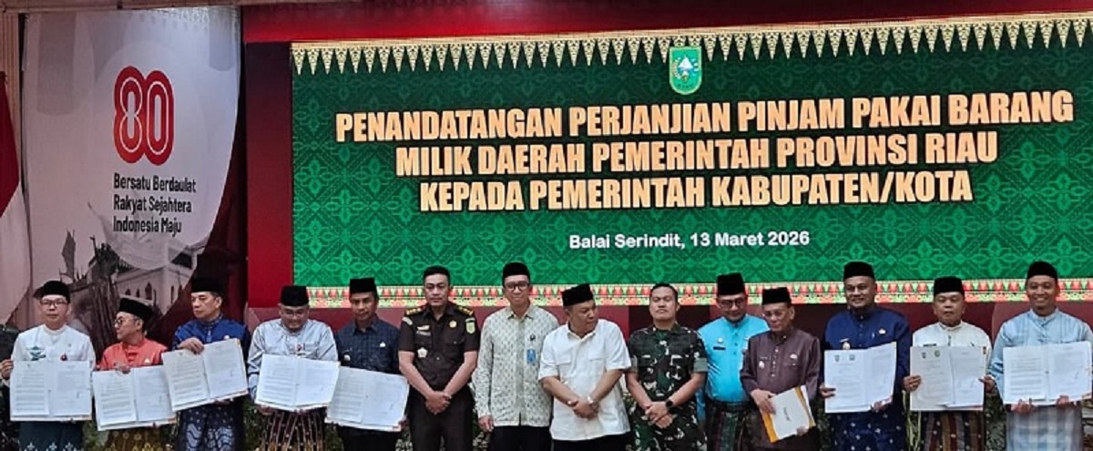 Asisten I Setda Kuansing, dr H Fahdiansyah SpOg (paling kiri) bersama Bupati/Wali Kota dan Plt Gubri SF Hariyanto usai penandatanganan Perjanjian Pinjam Pakai Barang Milik Daerah, Jumat (13/3/2026).
