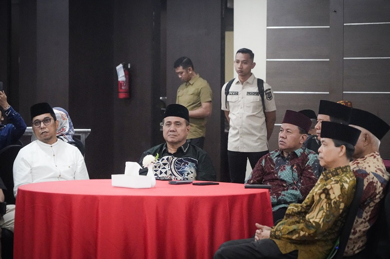 Sekda Kuansing Zulkarnain, Ketua DPRD Juprizal, Bupati Kuansing Suhardiman Amby dan Mantan Sekda Kuansing Dianto Mampanini saat menghadiri audiensi dan buka puasa bersama IKKS. 