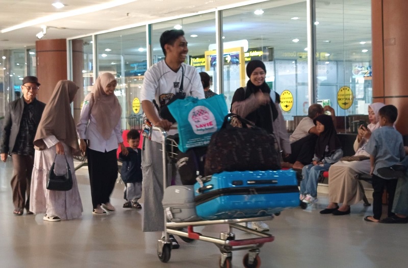 Para pemudik lebih awal menggunakan transportasi pesawat terbang sesampainya di Bandara Internasional Sultan Syarif Kasim II Pekanbaru, Kamis (12/3/2026).