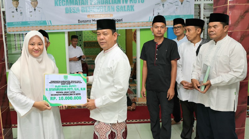 Plh Bupati yang juga Wabup Rohul Syafaruddin Poti serahkan bantuan santunan anak yatim yang diwakili Camat Pendalian IV Koto Rika Meriza dalam Safari Ramadan terakhit di Masjid Al Hijrah.