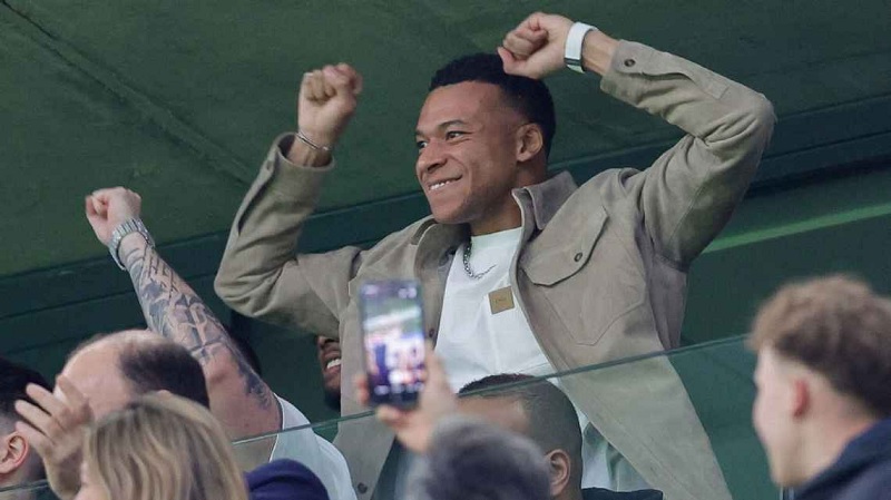 Kylian Mbapp&eacute; menyaksikan leg pertama dari tribun saat Real Madrid hajar Manchester City 3-0.
