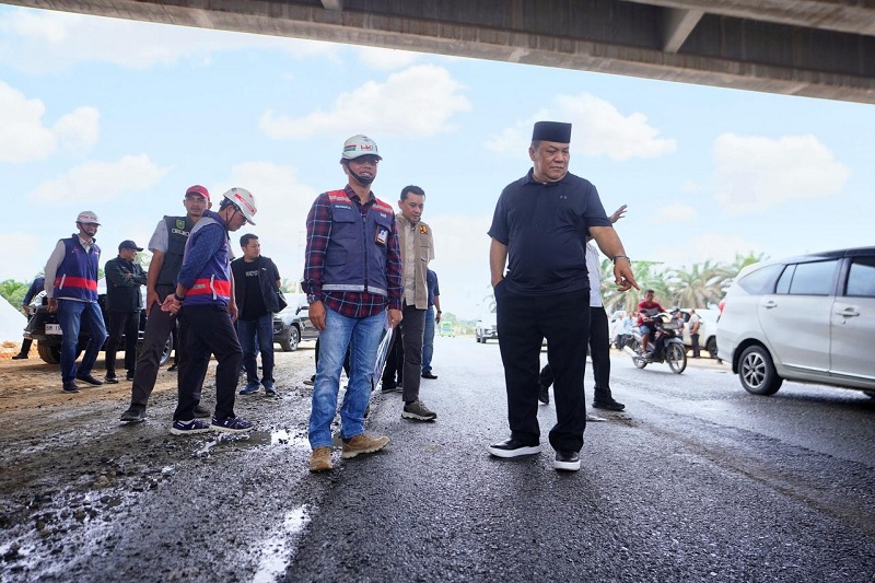 Plt Gubri SF Hariyanto saat meninjau ruas jalan Sungai Sibam-Pantai Cermin di Kabupaten Kampar, Sabtu (14/3/2026). 