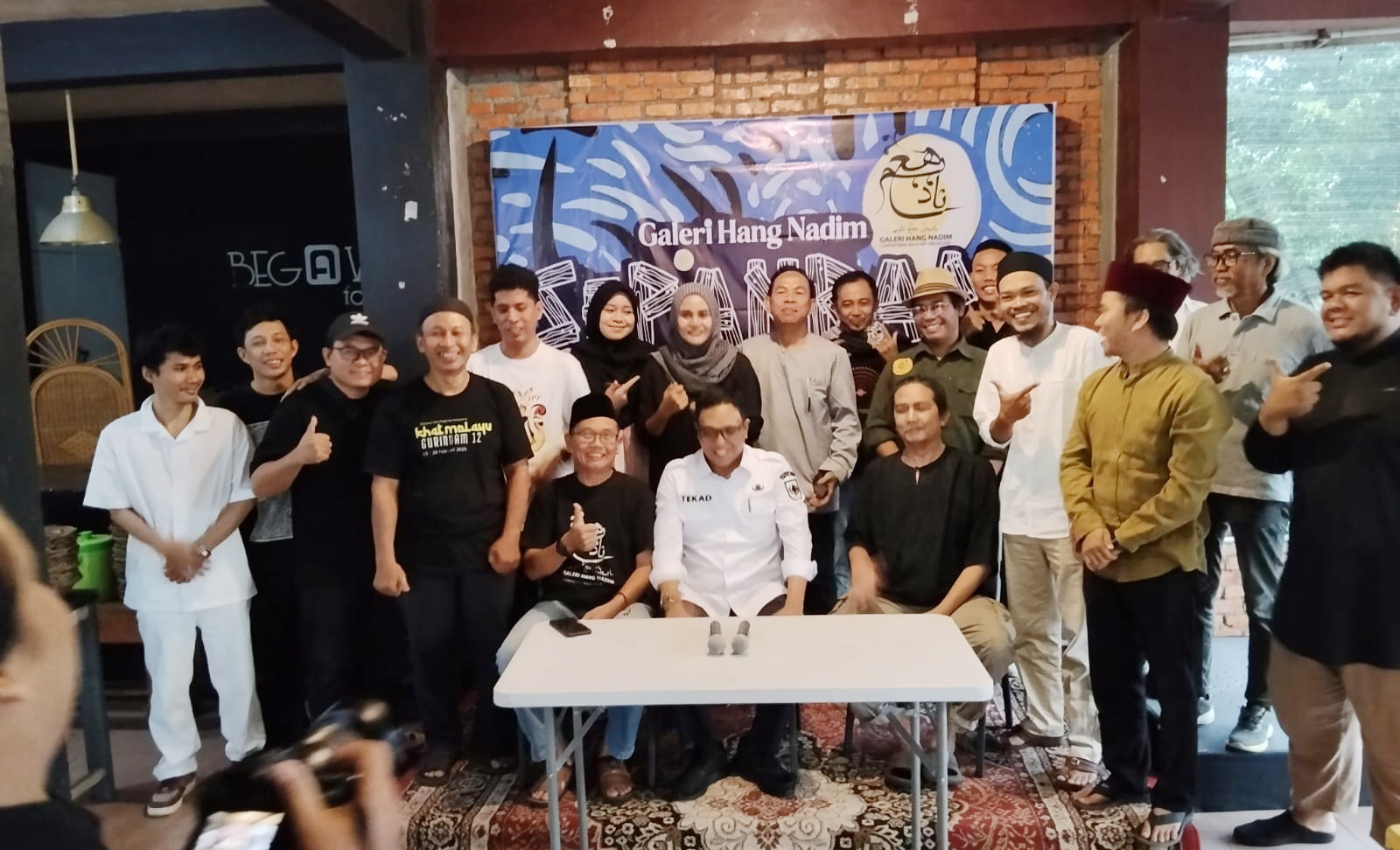 Kepala Dinas Pariwisata Provinsi Riau, Tekad Perbatas Setia Dewa (duduk, tengah), foto bersama dengan pengurus Galeri Hang Nadim (GHN) dan para peserta diskusi di kawasan Bandar Serai, Pekanbaru.
