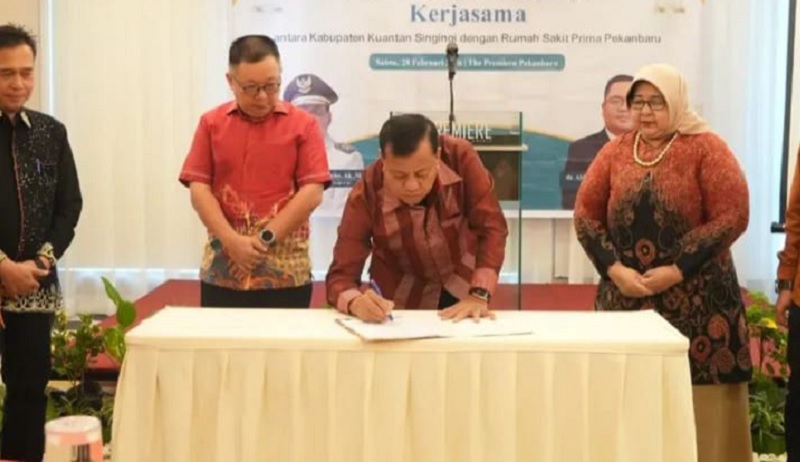 Bupati Kuansing Dr H Suhardiman Amby MM menandatangi MoU kerjasama pasien rujukan UHC di Kuansing dengan Rumah Sakit Prima Pekanbaru di Hotel Premier Pekanbaru belum lama ini.