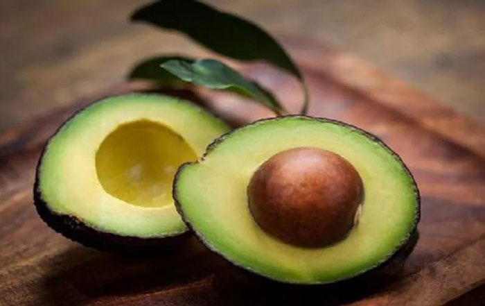 Alpukat adalah buah yang kaya akan lemak sehat dan kandungan serat alami yang sangat melimpah. 
