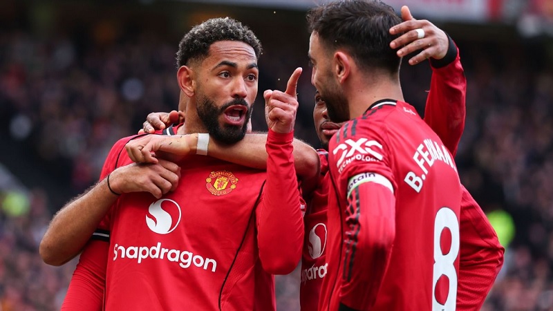 Wiger  Manchester United Matheus Cunha merayakan golnya ke gawang Aston Villa bersama kapten Bruno Fernandes yang memberikan dua assist dalam pertandingan tersebut.  