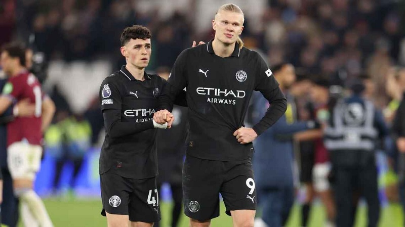 Penyerang Manchester City Erling Haaland dan Phil Foden bereaksi di akhir pertandingan saat imbang di kandang West Ham United. 