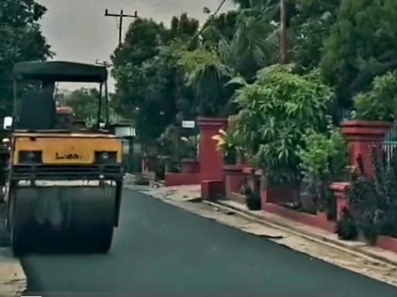 Jalan Kamboja saat diperbaiki dengan diaspal dan sudah mulus lagi