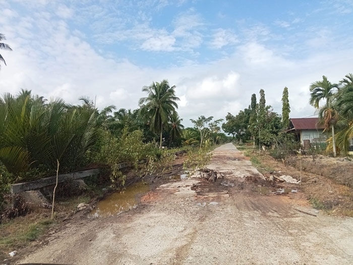 Kondisi jalan poros Pulau Bengkalis tepatnya di Desa Bantan Air sampai menuju ke Desa Muntai Barat kondisinya memprihatinkan, jelang Idulfitri tidak ada tanda-tanda perbaikan oleh instansi terkait