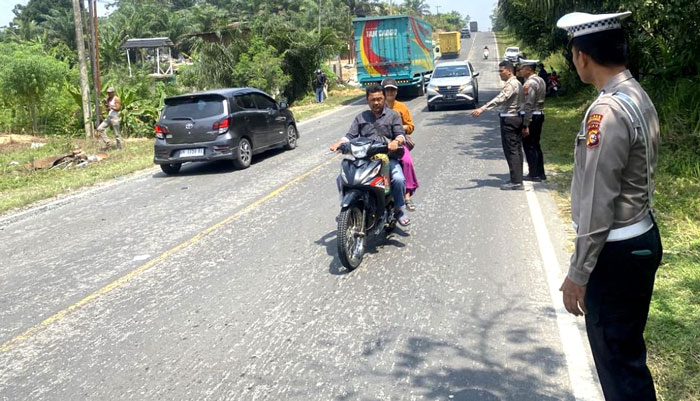 Kondisi Jalintim Pelalawan mulai ramai di lintasi kendaraan para pemudik lebaran, Ahad (15/3/2026). 